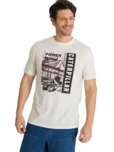 Remera de algodón color beige con cuello redondo y mangas cortas. Cuenta con un gran estampado gráfico frontal en tonos oscuros con la inscripción 'Power For' y 'Caterpillar', acompañado de una ilustración de maquinaria e infraestructura industrial.