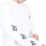 Remera blanca de manga larga con cuello redondo y logo de Volcom estampado en el pecho y en la manga izquierda.