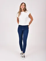 Jean negro de tiro alto, corte chupín, con cinco bolsillos y cierre de botón y cremallera.