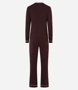 Pijama largo Lov de viscolycra color blanco con detalles de bies contrastante en negro. Está compuesto por una remera de manga larga con cuello redondo, bolsillo ojal en el pecho y pantalón de corte recto con cintura elástica.