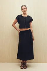 Falda midi color verde oliva, con cintura elastizada y bolsillos laterales.