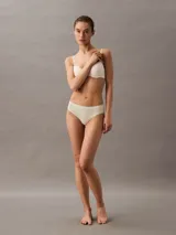 Bombacha Calvin Klein color beige con logo tonal en la cintura.