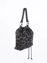 Bandolera tipo bucket con estampado animal print en tonos grises y cierre superior con cordón ajustable.