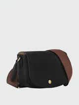 Bandolera Longchamp modelo Épure Timeless, color negro con correa de hombro ajustable de lona marrón. Presenta solapa con cierre de botón metálico dorado grabado y detalle del logo en relieve.