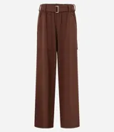 Pantalón de corte wide leg color marrón, con cintura alta, elástico posterior, bolsillos delanteros amplios y cinta con hebilla para lazo en la cintura.