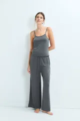 Pantalon de descanso de corte amplio y tiro medio, con cintura elástica y cordón ajustable.