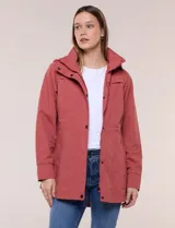 Campera impermeable liviana de color rosa coral, marca Gallery, con capucha plegable, cierre frontal oculto con botones a presión y bolsillos.