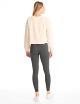 Legging de tiro alto confeccionada en algodón elástico con cintura ancha modeladora. Presenta un calce ajustado y tejido opaco de tacto natural.
