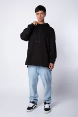 Buzo canguro blanco con capucha forrada en beige y bolsillo tipo parche color beige. Estampa con logo en el pecho.