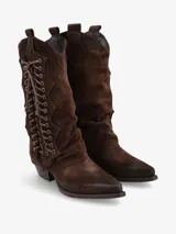 Bota de caña media color negro, confeccionada en gamuza, con diseño de cordones frontales que recorren gran parte de la caña. Posee taco bajo y punta cuadrada.