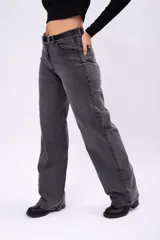 Pantalón de jean corte wide leg en color negro gastado, con tiro alto y estructura rígida.
