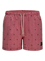 Short de baño Jack & Jones con diseño de rayas verticales rojas y blancas, estampado con pequeños veleros oscuros. Cuenta con cintura elástica con cordón ajustable, bolsillos laterales y un bolsillo trasero.