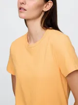 Remera de algodón de corte clásico, con cuello redondo y mangas cortas, en color verde menta.