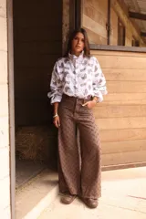 Pantalón de jean color chocolate con corte wide leg y textura con relieve en toda la prenda.