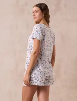 Conjunto de pijama marca René Rofé, compuesto por short y remera de tejido soft estampado. La remera tiene escote redondo con aplique de puntilla y detalle plisado. El short tiene cintura elastizada.