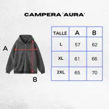 Campera con capucha y cierre frontal, de tejido grueso color gris oscuro con rayas horizontales finas en blanco. Presenta cuello alto y puños y cintura acanalados.
