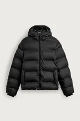 Cazadora puffer acolchada de corte relaxed fit color negro, confeccionada en tejido técnico repelente al agua. Cuenta con cuello subido, capucha ajustable con elásticos y cierre frontal con cremallera. Tiene bolsillos de vivo en la cadera, bolsillo interior y mangas largas con puños elásticos ajustables con abertura para el dedo pulgar.