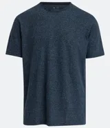 Remera básica azul jaspeado de manga corta y cuello redondo. Confeccionada en tejido de malla con bolsillo en el pecho.