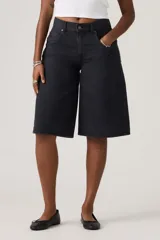 Bermuda de denim estilo super baggy en color negro con lavado sutil, tiro medio y diseño holgado.