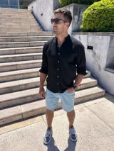 Bermuda de jean celeste, corte recto y largo a la rodilla.