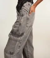 Pantalón de jean de corte recto y tiro alto, con bolsillos cargo laterales, trabillas en la cintura y cierre frontal con botón y cremallera.