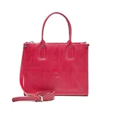 Cartera mediana de cuero con textura granulada, diseño rectangular y logo XL grabado en el frente. Cuenta con doble asa superior y correa larga ajustable y extraíble con hebilla metálica.
