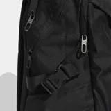 Mochila Adidas APWR de color negro con el logo y las tres bandas icónicas de la marca en blanco en la parte frontal. Cuenta con compartimento para notebook, bolsillo lateral para botella, correas de compresión laterales y panel trasero de malla para mayor ventilación.