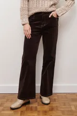 Pantalon de corte recto confeccionado en pana, con cintura media y cierre frontal.
