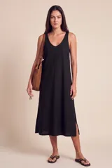 Vestido midi negro sin mangas, con escote en V y aberturas laterales en el dobladillo.