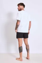 Short de baño color marrón con cordón ajustable en la cintura.