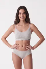 Soutien tipo top color gris melange, confeccionado en tejido acanalado con detalles de puntilla en el escote y la base. Cuenta con tirantes finos regulables.