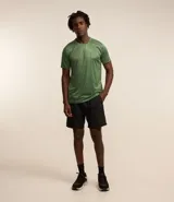 Bermuda deportiva de hombre, color negro, con cintura elástica, cordón de ajuste y bolsillos laterales. Confeccionada en tejido técnico de poliéster de secado rápido.