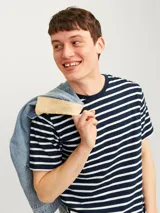 Camiseta de manga corta Jack & Jones Essentials, con cuello redondo y diseño a rayas horizontales azul marino y blanco.