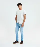 Pantalón skinny de jeans color celeste claro, con cierre frontal de botón y cremallera, bolsillos delanteros y traseros.