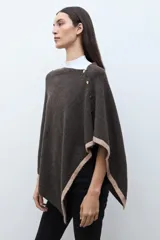 Capa color chocolate con cuello alto, botones decorativos en el hombro y ribete beige en los bordes.