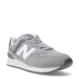 Championes urbanos New Balance modelo 574, color gris, confeccionados en gamuza y malla, con logo N característico en los laterales y entresuela con tecnología de amortiguación.