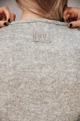 Saco abierto de punto fino, color verde menta, con mangas largas y corte corto a la cintura.