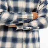 Camisa de manga larga con estampado de cuadros en tonos azul y beige, confeccionada en tejido de algodón con cierre frontal de botones.