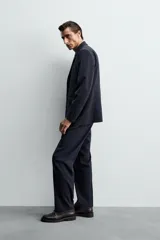 Blazer de corte regular confeccionado en lana de origen italiano. Presenta cuello con solapas de muesca, cierre frontal de un botón, bolsillos laterales con solapa y bolsillo de vivo en el pecho. Incluye abertura central en la espalda y forro interior.