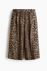 Pantalón palazzo de corte holgado con estampado de leopardo, piernas amplias, pinzas y bolsillos laterales.