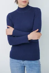 Polera de tejido morley color azul, con cuello alto y mangas largas, de corte ajustado al cuerpo.