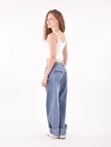 Musculosa blanca de corte crop y tejido acanalado, con pequeños bordados de flores en el frente y escote redondo.