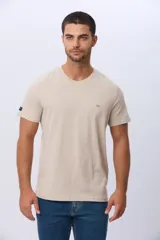 Remera lisa de manga corta y cuello redondo, color gris oscuro, de calce cómodo con pequeño logo bordado en el pecho.