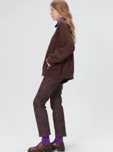 Buzo de algodón con cuello alto y cierre frontal parcial. Presenta bolsillos laterales con cierre y cuello con interior en contraste. Diseño de corte oversize.