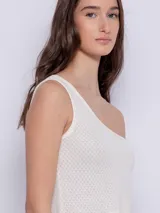 Top asimétrico de tejido de punto texturizado color verde claro, con un solo hombro descubierto.