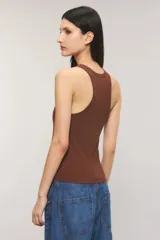 Musculosa slim de ribb de viscosa color marrón, con cuello redondo, sin mangas y bordado sutil en el delantero.