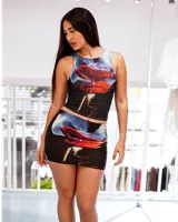 Minifalda de tiro medio con estampado floral de rosas rojas sobre fondo oscuro. Confeccionada en lycra premium elastizada, presenta un corte ajustado y diseño minimalista.