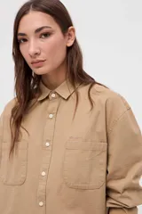 Sobrecamisa de algodón color marrón, con cuello solapa, cierre frontal de botones y bolsillos frontales en el pecho.