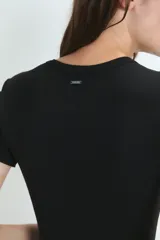 Remera de cuello redondo y manga corta, confeccionada en tejido de punto acanalado, con un ajuste al cuerpo.