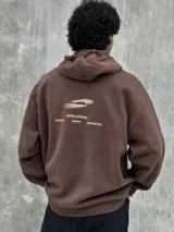 Canguro marrón con capucha ajustable con cordones y bolsillo tipo canguro.